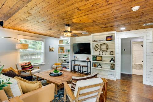 Lindale Maison | Lindale Vacation Rental with Deck and Grill!