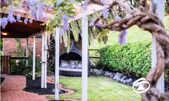 Pakenham Upper Autre | 'Linden Rise' cosy farmhouse, peace & charm with views for miles. Pet Friendly
