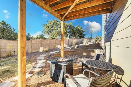 Woodmoor Maison | Lindenmere Retreat Private Basement w Fire Pit