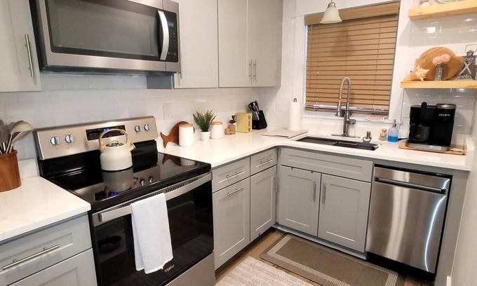 Country Club Estates Maison | LINENS INCLUDED*! DAILY Activities. COMMUNITY POOL/WIFI/ COUNTRY CLUB ESTATES