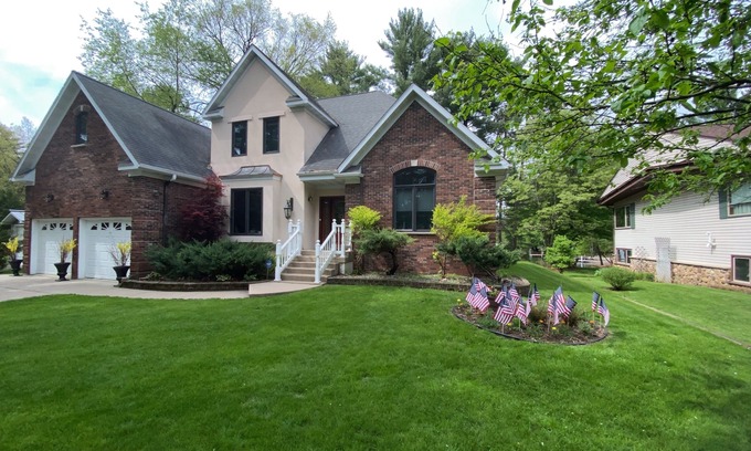Waupaca Maison | Lion on Dake Lake - Chain O' Lakes Waupaca, WI