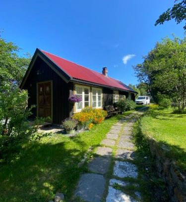 Midtsandan Maison | Lite hus i hagen