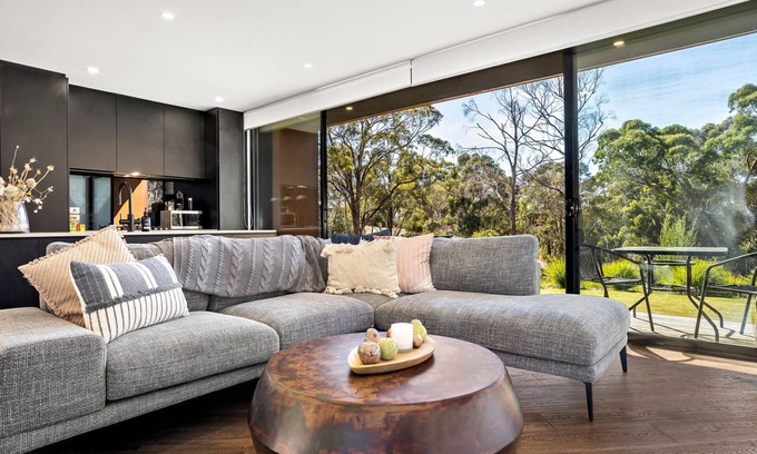 Hepburn Springs Maison | Lithic House stylish and modern with lovely bush setting