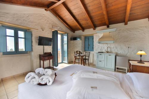 Omales Hôtel | Lithos Stone Suites