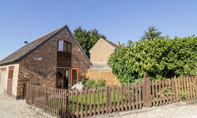 Frampton on Severn Cottage | LITTLE BARN, pet friendly, with a garden in Stratford-Upon-Avon