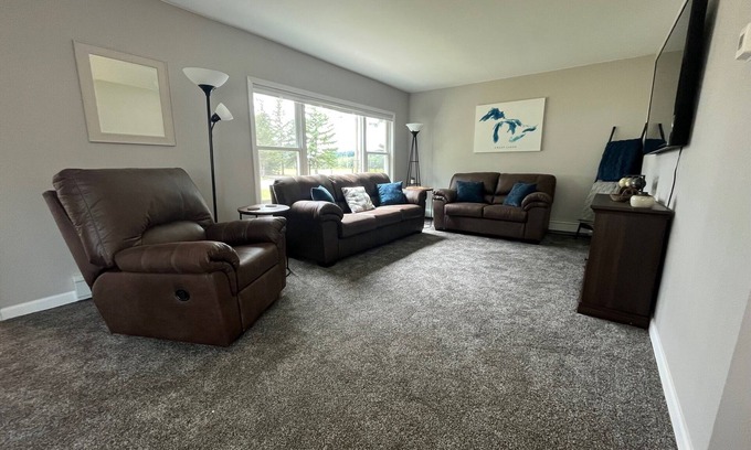 Gladstone Maison | Little Bay de Noc 3 Bedroom Home w/ Lake & Fishing Access