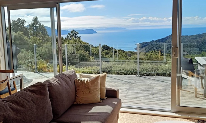 Waikawau Maison | Little Bay Eco House - Kaka Cottage overlooking the ocean and up in the trees
