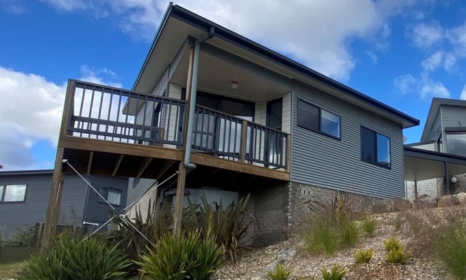 East Jindabyne Cabine | Little Bivvy located high up in Tyrolean Village with spectacular views over Lake Jindabyne