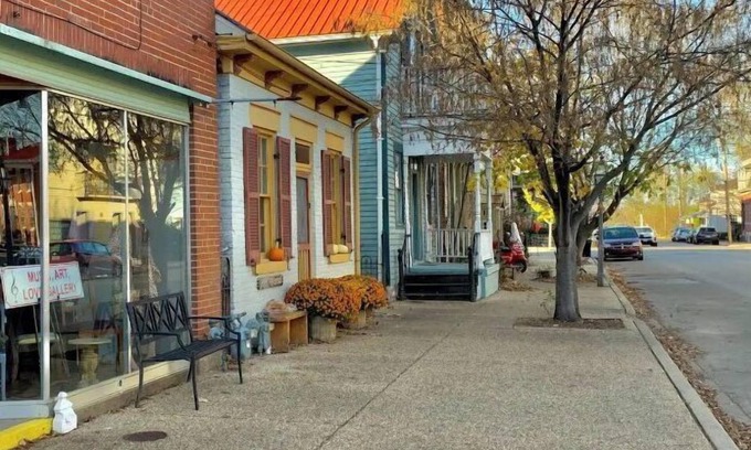 Lake Forest Estates Maison | "Little Brick House on Main (1865)”