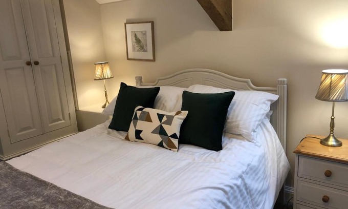 Pulham Maison | Little Coombe, Bookham Court