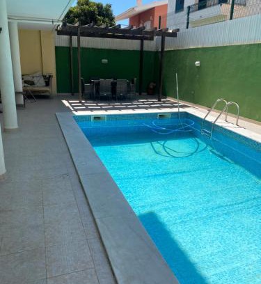 Linda-a-Pastora Maison | Little double room in a House with pool near the beach