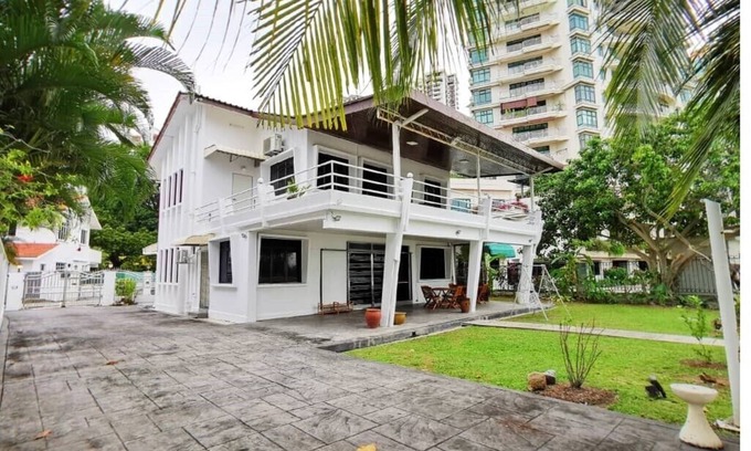 Tanjung Bungah Villa | Little Heaven by Sky Hive, une villa en front de mer