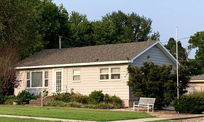Prairie Grove Maison | Little House In The Grove Private, Comfortable, Squeaky Clean!