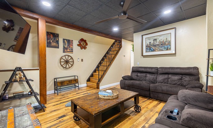 Bloomfield Maison | Little Italy- 2BD/1BA – Close to Major Hospitals – Off Street Parking