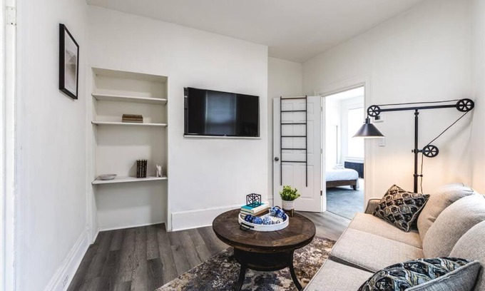 Bloomfield Appartement | Little Italy Lodge-2 Bedroom Stay in Bloomfield