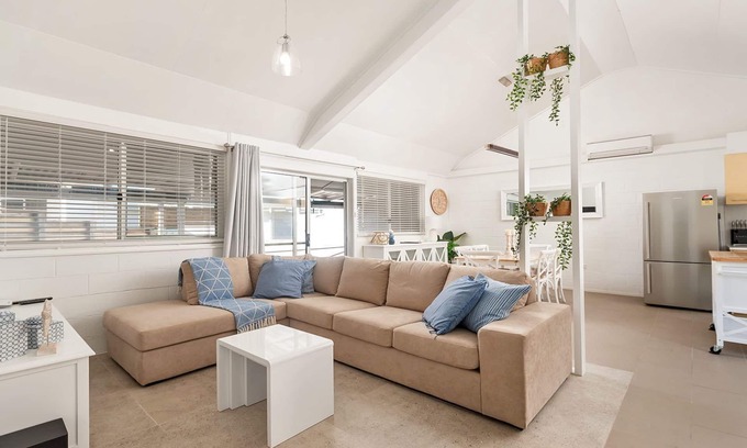 Boat Harbour Appartement | Little Kingsley Beach House - Back Flat - across the road from the Beach