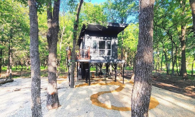 Miller Grove Maison | Little Luxe Romantic Treehouse Cabin