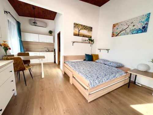Stupava Appartement | Little park house with car charger