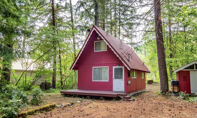 Packwood Cabine | Little Red Chalet | 1 Bed, 1 Bath