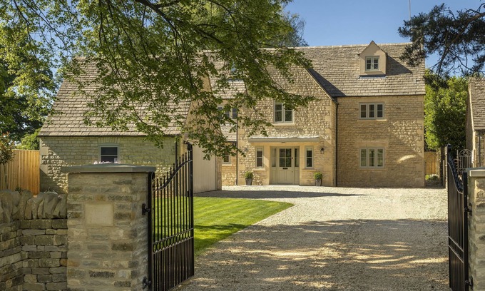 Bourton-on-the-Hill Cottage | Little Tithe, Set back from the road at the end of a private gated gravel driveway