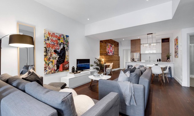 Plateau Mont Royal Appartement | Liv MTL* 55% Off * Soho 5 Upscale Studio | Relaxed Getaway + Private Rooftop + Office + Pets Stay Free!
