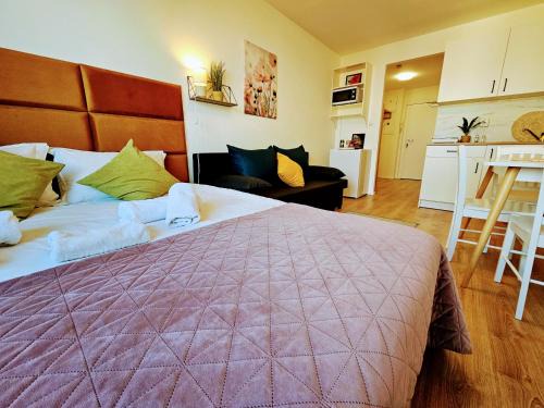 Chodov Appartement | LIVE-INN PRAGUE 1 BDR CITY VIEW SUITE FOR 1-4 GUESTS, 20 Mins to center, Lift, Gym, Reception, Parking, Roof Terrace, Game & Party