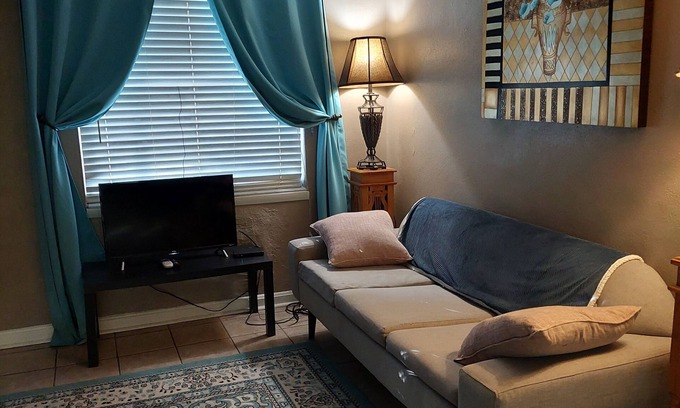 Englewood Maison | Live Like A Native Quiet Neighborhood Close To Downtown
