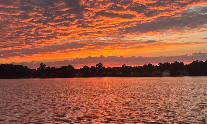 Howe Maison | Live & Love Life on the Lake at Sunset Peak!