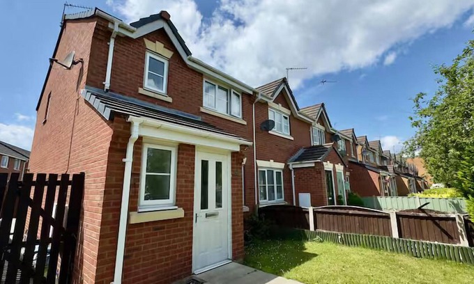 Hunts Cross Maison | Liverpool Home from Home| Sleeps 4, Free Parking | Pass the Keys