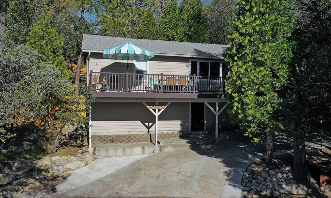 Bass Lake Maison | Living on the Ledge in Willow Cove