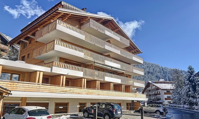 Verbier Appartement | Living room with fireplace, kitchen bar with vitroceram, Nespresso coffeemachine and dishwasher, thr
