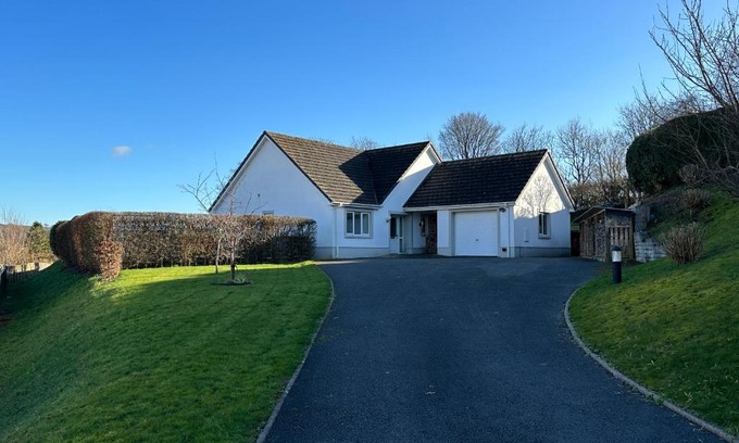 Llansteffan Maison | Llais Y Mor- Spacious 4 bedroom home with coastal views and nearby beach