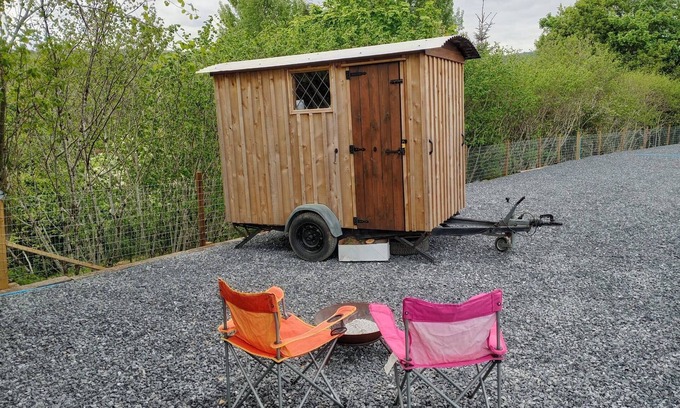 Llandovery Cabine | Llandovery - Cabin - Sleeps 2 - Parking - Garden
