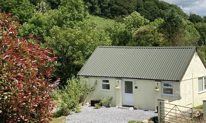 Whitland Maison | Lletty Bach - pet stays free - detached - parking - ideal location to explore