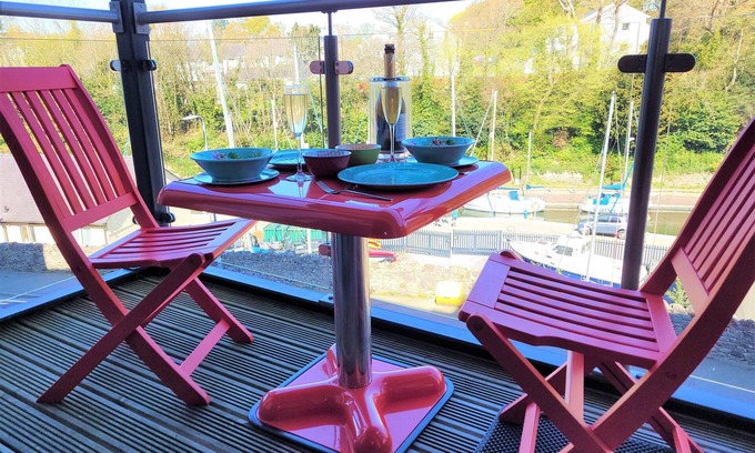Y Felinheli Appartement | Llys Marina Fabulous Modern Apartment with Balcony for Snowdonia and Anglesey