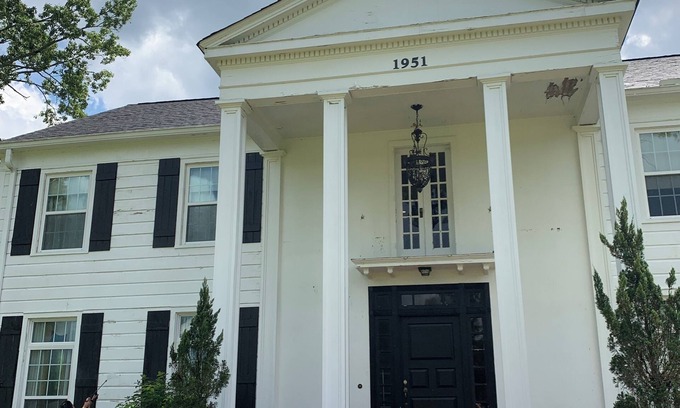 Forest Maison | Local landmark 4-bedroom estate with WiFi, AC on large farm in Forest, MS