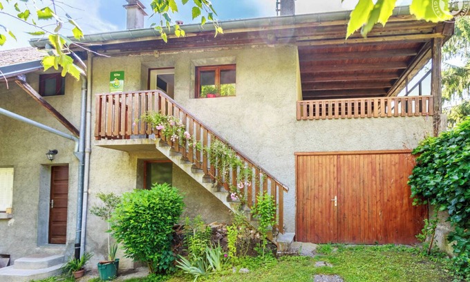 La Trinite Maison | Situé à 31km de Chambéry et à 33km d'Albertville, dans la petite vallée du Val Gelon, entre le Parc