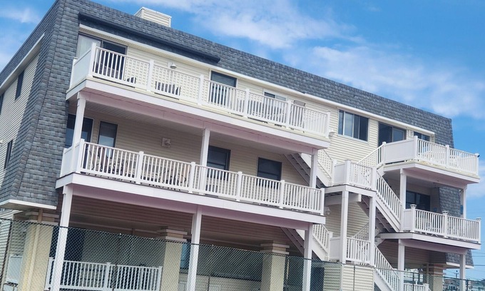 Sea Isle City Copropriété | Located convenient to restaurants, shopping, promenade and beach