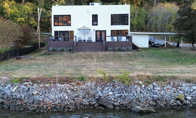 Chattanooga Maison | Located directly on the Tennessee River and minutes from downtown Chattanooga!