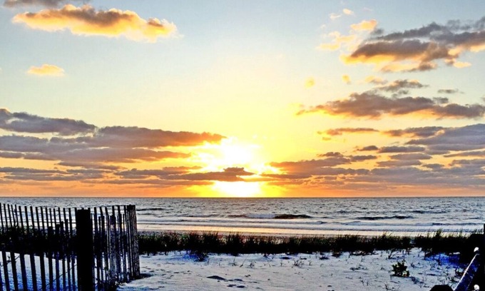 Sea Isle City Copropriété | Located downtown, steps from the beach! Charming 1-bedroom condo that sleeps 4