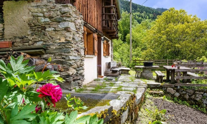 La Lechere Maison | Situé dans un hameau en pleine nature, en lisière de forêt. A 7km, Doucy station (Combelouvière) ave