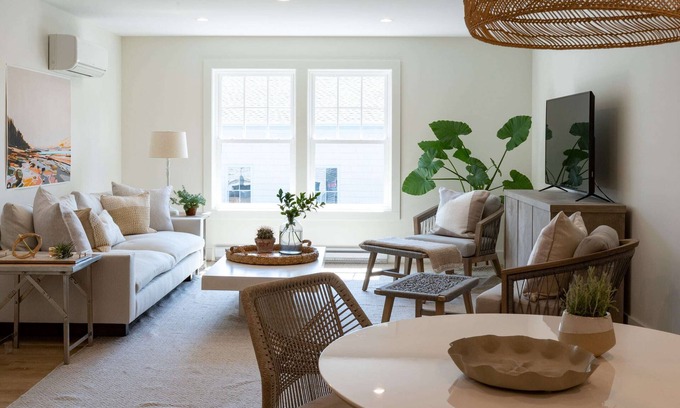 Kennebunk Appartement | Located in kennebunkport & Kennebunk's shopping & restaurant district.