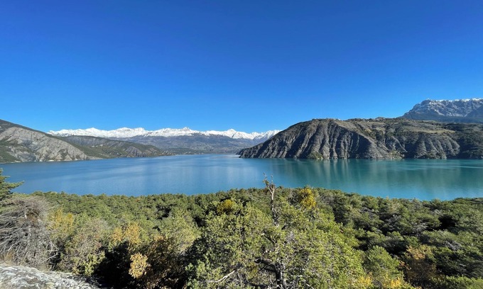 Rochebrune Maison | Located in the Campig des gorges de la Blanche, gateway to the Lac de serre p.