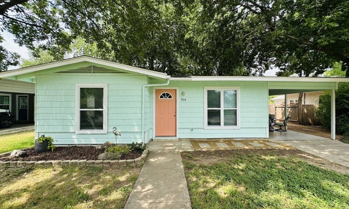 Rio Vista Maison | 1 Block from River San Marcos with AC, WiFi