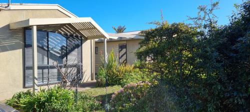 Indented Head Maison | Located in tranquil street and only 200 metres from the beach