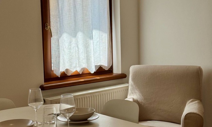 Belluno Appartement | Located just behind Piazza delle Erbe, in the very heart of Belluno’s historic center, this one-bedroom apartment is only steps away from the pedestrian area and the ZTL. You can enjoy local markets, restaurants, and cafés while experiencing the warm