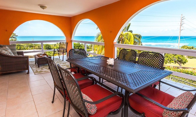 Villa Borinquen Villa | Piscine, vue panoramique sur l'océan et 5 minutes à pied de la plage!