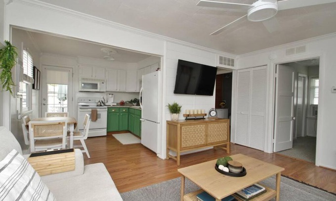 Brooklyn Maison | LOCATION! 2bd/1ba with 2 patios on Wamplers Lake.