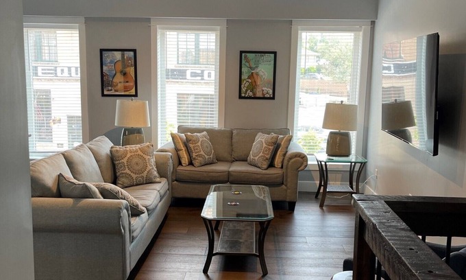 Bristol Appartement | Location! 2BR/2BA Loft Downtown Bristol TN on State St!