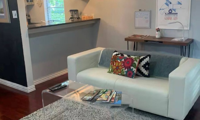 Clarksville Copropriété | Location! 6th street in Clarksville neighborhood. Walk to attractions.